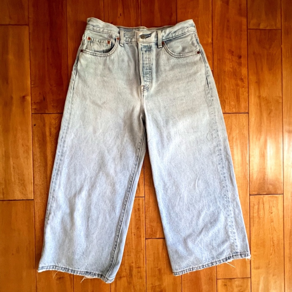 LEVI STRAUSS & CO. WOMENS DISTRESSED DENIM JEANS, SIZE US 29, LIGHT BLUE WASH